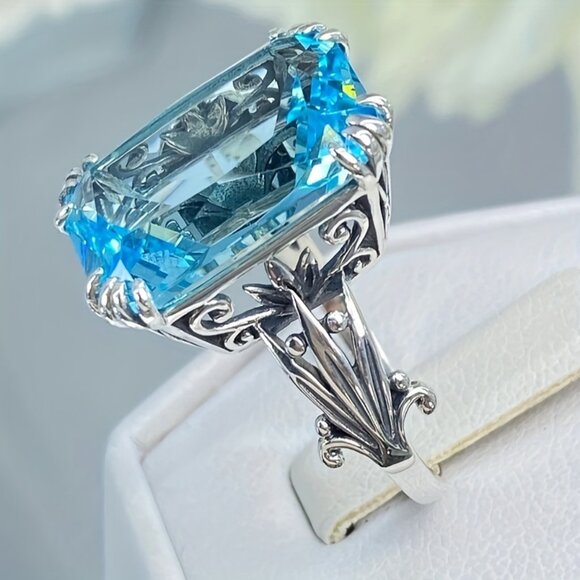 Elegant Silver and Blue Gemstone Ring - Picture 1 of 8